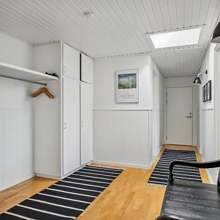 Awesome In With 3 Bedrooms And Wifi Дом отдыха *