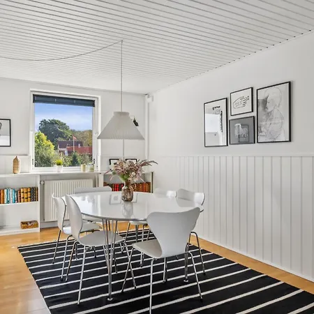 Awesome In With 3 Bedrooms And Wifi Дом отдыха *